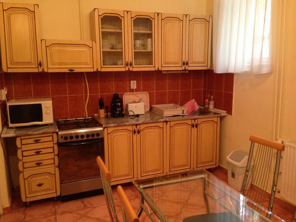 Peterfia Apartman Debrecen Buitenkant foto